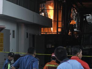 Sempat Padam, Kebakaran Pabrik di Jababeka Kembali Menyala