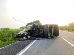Bus Pariwisata Tabrak Tiang VMS di Tol Mojokerto, Sopir Diduga Mengantuk