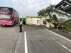 Petaka di Tol Mojokerto: Ganti Sopir, Tabrak Tiang, 14 Orang Tewas