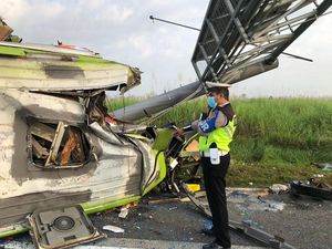 Olah TKP Bus Tabrak Tiang VMS di Tol Mojokerto, Arah Surabaya Ditutup Total Olah TKP Bus Tabrak Tiang VMS di Tol Mojokerto, Arah Surabaya Ditutup Total