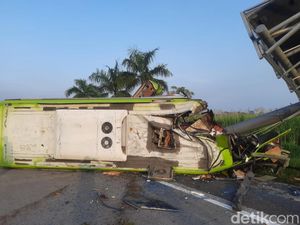 Saat Insiden Kecelakaan Bus di Tol Mojokerto Tewaskan 14 Penumpang Saat Insiden Kecelakaan Bus di Tol Mojokerto Tewaskan 14 Penumpang