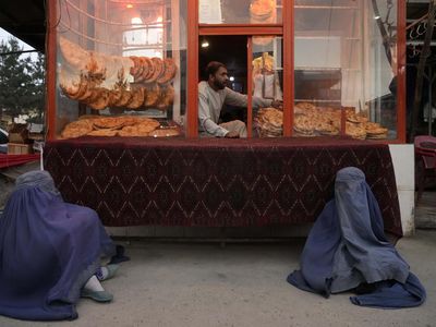 Kemiskinan Bikin Wanita Afghanistan Terpaksa Mengemis