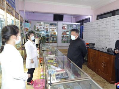 Potret Kim Jong Un Pakai Masker Saat Cek Stok Obat di Apotek Korut