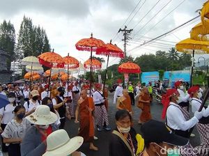 Kirab Candi Mendut-Borobudur Awali Rangkaian Waisak di Magelang Hari Ini