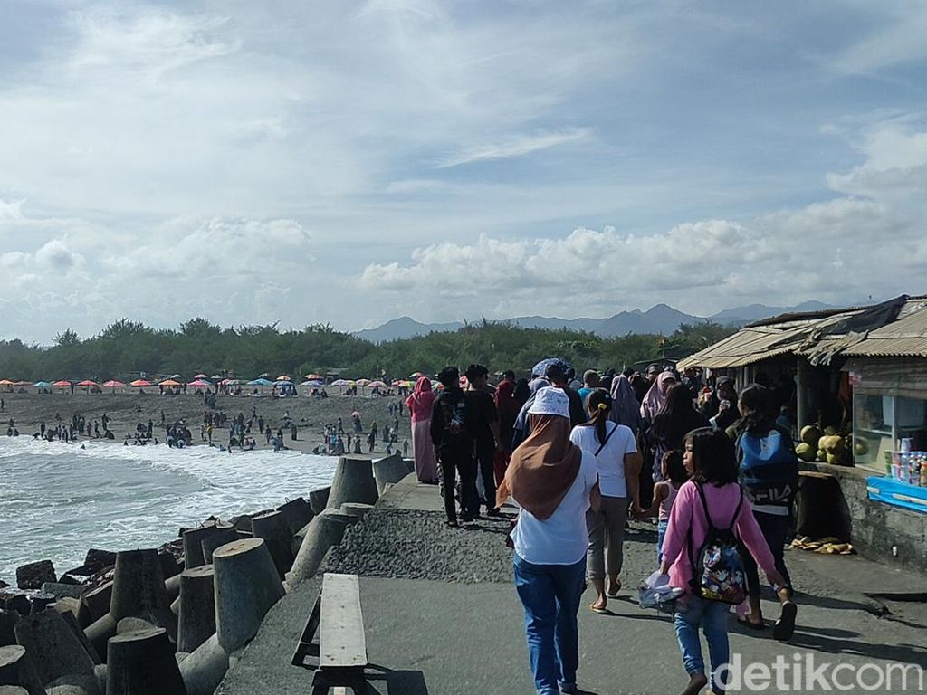 Libur Waisak, Ribuan Wisatawan Padati Pantai Glagah Kulon Progo