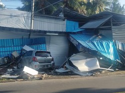 Mobil Yaris Seruduk Toko di Jasri Karangasem, Kerugian Puluhan Juta