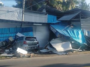 Mobil Yaris Seruduk Toko di Jasri Karangasem, Kerugian Puluhan Juta Mobil Yaris Seruduk Toko di Jasri Karangasem, Kerugian Puluhan Juta
