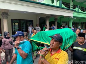 2 Jenazah Korban Kecelakaan Tol Mojokerto Tiba di Surabaya, Mereka Pasutri 2 Jenazah Korban Kecelakaan Tol Mojokerto Tiba di Surabaya, Mereka Pasutri