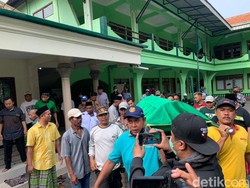 Isak Tangis Sambut Kedatangan Korban Kecelakaan Tol Mojokerto