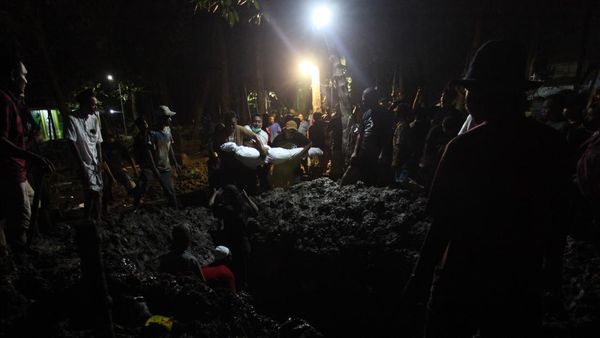 Korban Tewas Kecelakaan Bus di Tol Sumo Dimakamkan