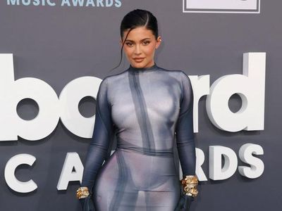 8 Gaya Artis Ikut Tren Naked Dress, Pakai Baju Gambar Tubuh Telanjang