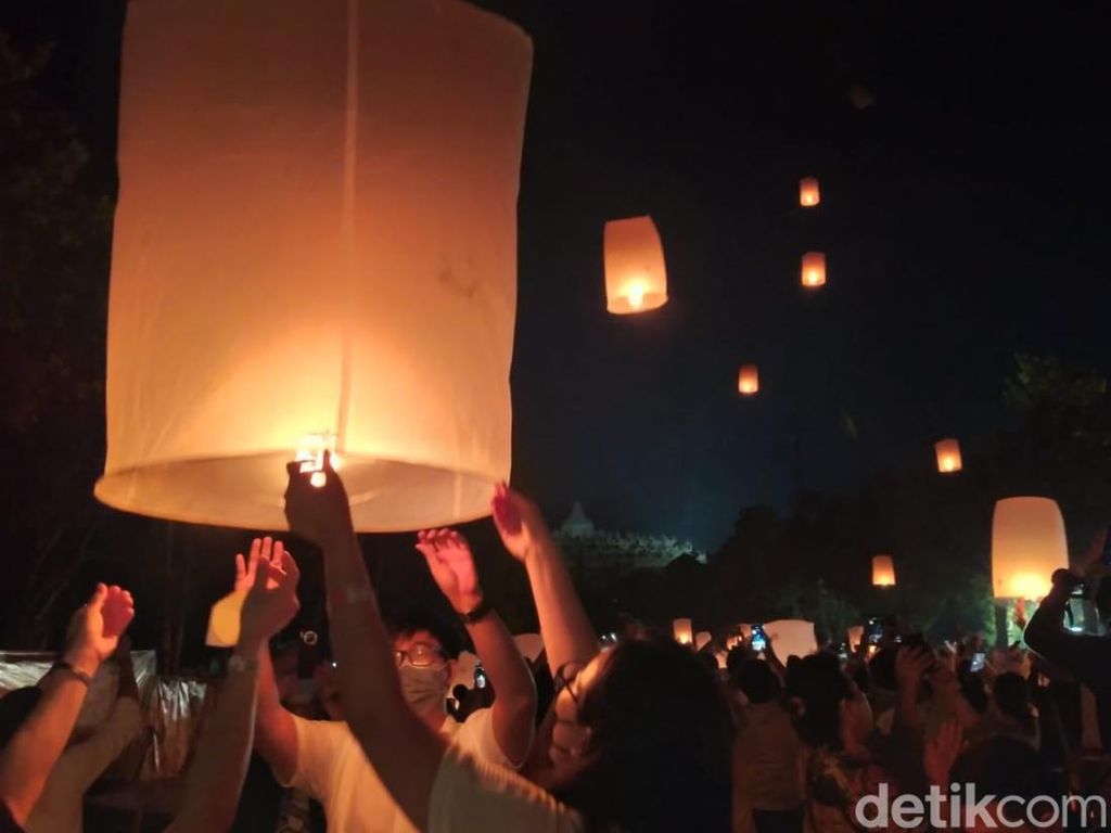 Dua Tahun Absen, Lampion Waisak Kembali Hiasi Langit Borobudur