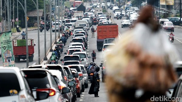 Macet! Begini Penampakan Jl RE Martadinata Ciputat Saat Libur Waisak
