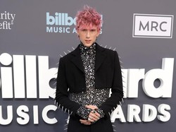 Machine Gun Kelly Pamer Kuku Hias Berlian Rp 438 Juta di Billboard Music Awards
