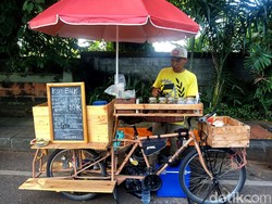 Laris! Pria Ini Jualan Kopi Lokal Bali Pakai Sepeda Seharga Rp 10 Ribuan