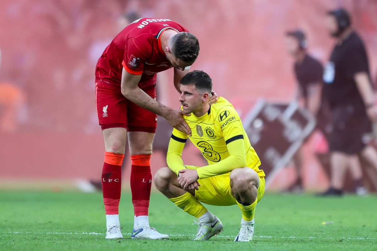 Dukungan Jordan Henderson kepada Mason Mount usai gagal mengonversi penalti di final Piala FA. (Foto: Getty Images/Robin Jones)