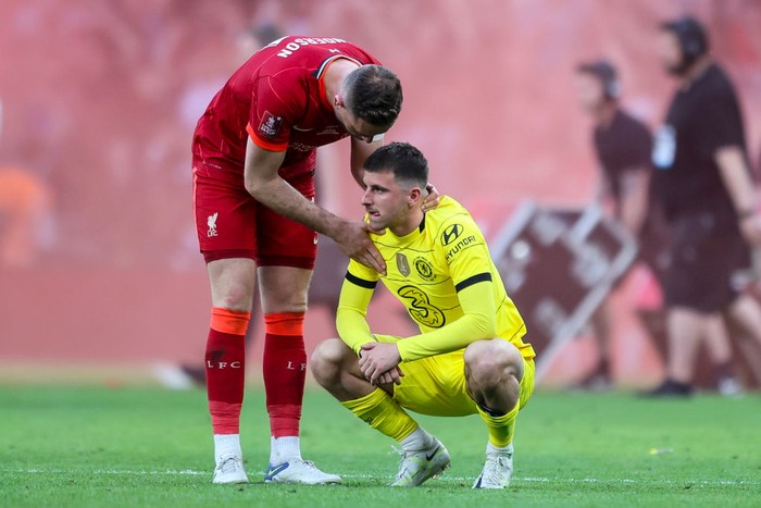 LONDON, ENGLAND - MAY 14: Mason Mount of Chelsea whose penalty miss ultimately led to Liverpools 6-5 shootout win after a 0-0 draw is comforted by Jordan Henderson of Liverpool during The FA Cup Final match between Chelsea and Liverpool at Wembley Stadium on May 14, 2022 in London, England. (Photo by Robin Jones/Getty Images)