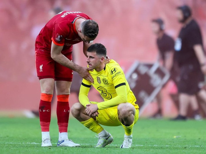 LONDON, ENGLAND - MAY 14: Mason Mount of Chelsea whose penalty miss ultimately led to Liverpools 6-5 shootout win after a 0-0 draw is comforted by Jordan Henderson of Liverpool during The FA Cup Final match between Chelsea and Liverpool at Wembley Stadium on May 14, 2022 in London, England. (Photo by Robin Jones/Getty Images)