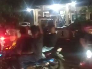 Massa Bawa Parang Geruduk Kantor Polisi di Konawe, Cari Pelaku Pengeroyokan Massa Bawa Parang Geruduk Kantor Polisi di Konawe, Cari Pelaku Pengeroyokan