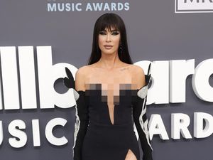7 Foto Megan Fox Tak Dikenali di Billboard Music Awards, Mirip Kim Kardashian 7 Foto Megan Fox Tak Dikenali di Billboard Music Awards, Mirip Kim Kardashian