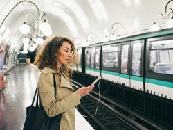 Prancis Bebaskan Warga Lepas Masker di Kendaraan Umum