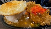 Nggak Biasa! Makan Steak di Sini Pakai Nasi dan Sambal Goang