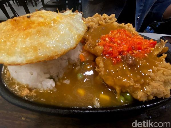 Nggak Biasa! Makan Steak di Sini Pakai Nasi dan Sambal Goang