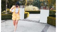 8 Gaya Nia Ramadhani Bak ABG Saat Liburan di AS, Pakai Crop Top Banjir Pujian