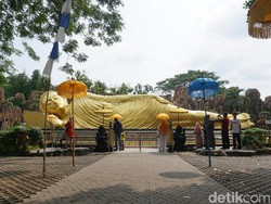 Snapshot Patung Buddha Tidur Terbesar di Indonesia