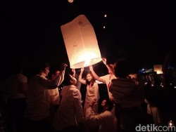 Lampion Waisak Kembali Hiasi Langit Borobudur Usai 2 Tahun Absen