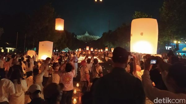 Syahdu! Lampion Terbang Lagi dari Pelataran Candi Borobudur Saat Waisak