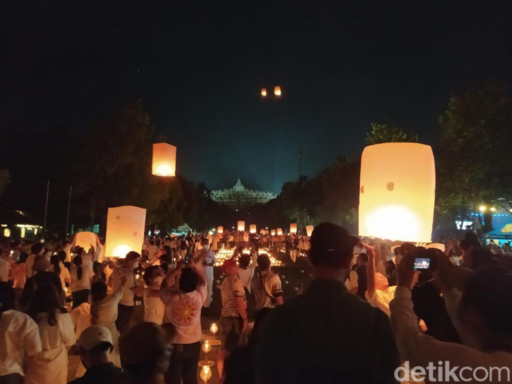 Ikut Terbangkan Lampion di Candi Borobudur, Ini Harapan Ganjar