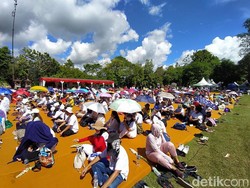 Detik-detik Waisak di Candi Borobudur Berlangsung Khidmat