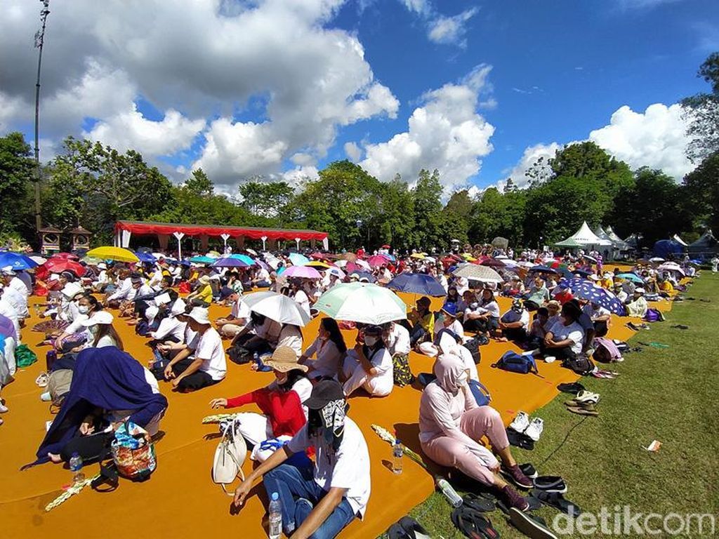 Detik-detik Waisak di Candi Borobudur Berlangsung Khidmat Detik-detik Waisak di Candi Borobudur Berlangsung Khidmat
