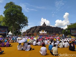 Umat Buddha Peringati Detik-detik Waisak 2022 di Pelataran Candi Borobudur