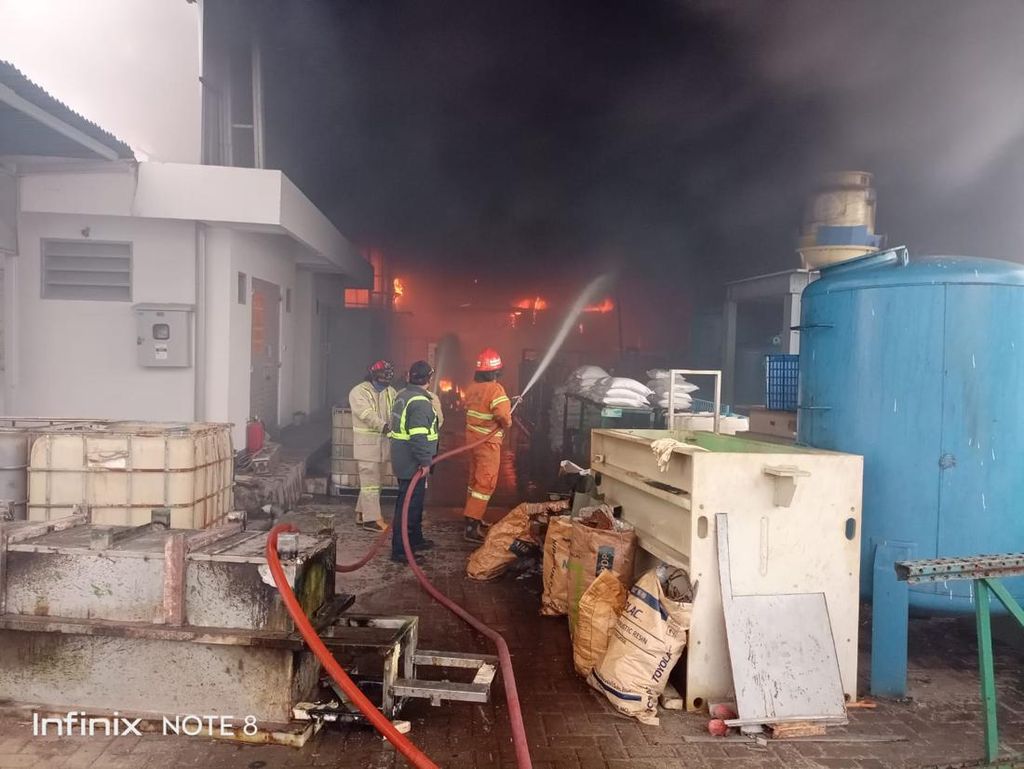 Kebakaran Pabrik di Jababeka Asap Hitam Membubung Tinggi