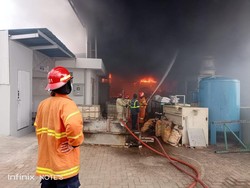 Pabrik di Jababeka Bekasi Terbakar, 14 Unit Damkar Diturunkan