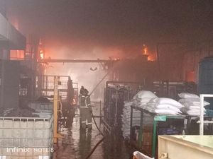 Kebakaran Pabrik di Jababeka Bekasi Padam, Satu Damkar Sesak Nafas Kebakaran Pabrik di Jababeka Bekasi Padam, Satu Damkar Sesak Nafas