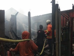 Cucu Lupa Matikan Kompor, Rumah Warga Busungbiu Ludes Terbakar