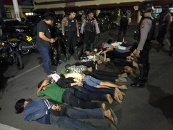 13 Anggota Geng Motor di Makassar Bawa Busur Panah-Parang Ditangkap