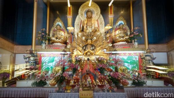 Potret Khidmat Ibadah Waisak di Vihara Avalokitesvara Tangsel