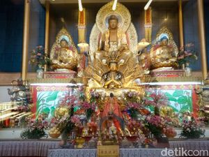 Potret Khidmat Ibadah Waisak di Vihara Avalokitesvara Tangsel