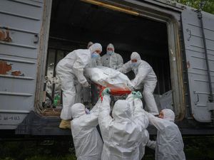 Potret Pasukan Ukraina Kumpulkan Mayat Tentara Rusia di Gerbong Berpendingin