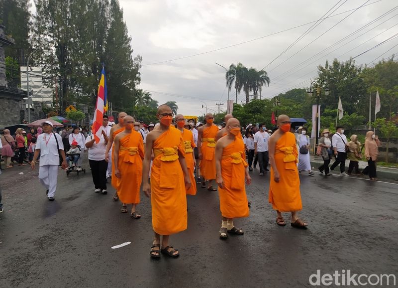 Prosesi kirab dari Candi Mendut menuju Borobudur dalam rangkaian Perayaan Waisak 2566 BE, Senin (16/5/2022).