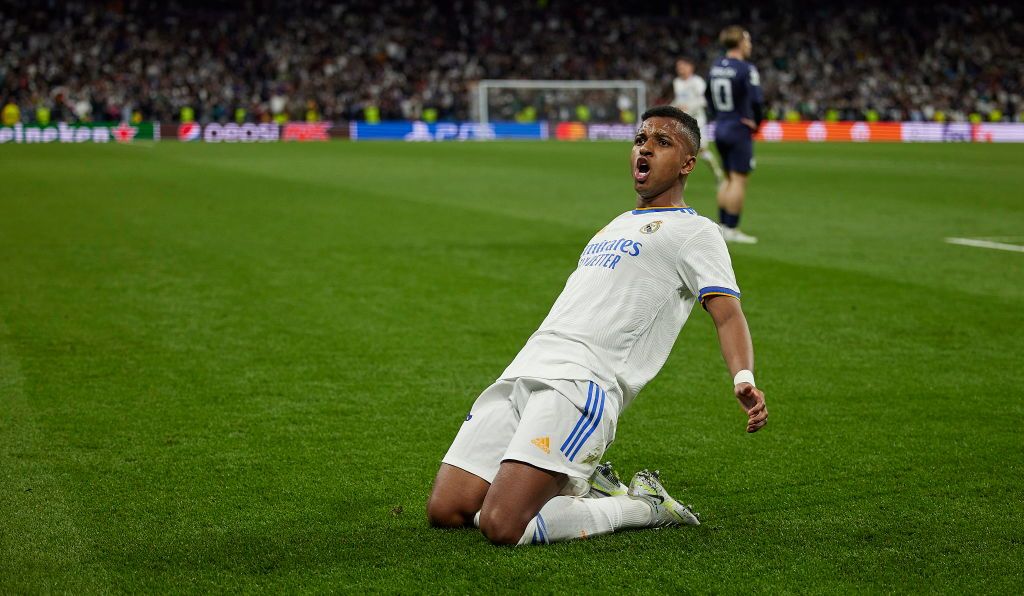 MADRID, SPAIN - MAY 04: Rodrygo of Real Madrid celebrates with team mate Eduardo Camavinga after scoring their sides second goal during the UEFA Champions League Semi Final Leg Two match between Real Madrid and Manchester City at Estadio Santiago Bernabeu on May 04, 2022 in Madrid, Spain. (Photo by Angel Martinez/Getty Images)