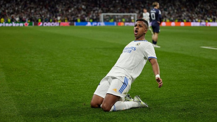 MADRID, SPAIN - MAY 04: Rodrygo of Real Madrid celebrates with team mate Eduardo Camavinga after scoring their sides second goal during the UEFA Champions League Semi Final Leg Two match between Real Madrid and Manchester City at Estadio Santiago Bernabeu on May 04, 2022 in Madrid, Spain. (Photo by Angel Martinez/Getty Images)