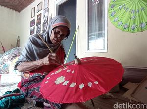 Mak Iyah, Maestro Pelukis Payung Geulis Tasikmalaya Mak Iyah, Maestro Pelukis Payung Geulis Tasikmalaya