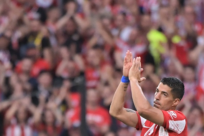 Atletico Madrids Uruguayan forward Luis Suarez acknowledges the crowd prior to leaving the pitch during the Spanish league football match between Club Atletico de Madrid and Sevilla FC at the Wanda Metropolitano stadium in Madrid on May 15, 2022. (Photo by Jose Jordan / AFP) (Photo by JOSE JORDAN/AFP via Getty Images)