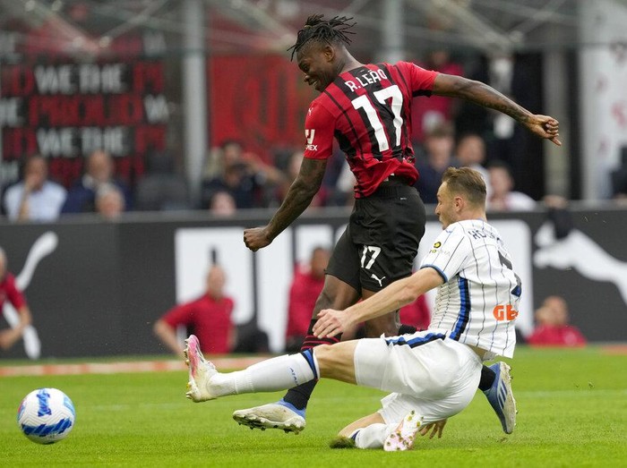 Taklukkan Atlanta, AC Milan Selangkah Lagi Juara AC Milan's Theo Hernandez, center, celebrates after scoring his side's second goal during the Serie A soccer match between AC Milan and Atalanta at the San Siro stadium, in Milan, Italy, Sunday, May 15, 2022. (AP Photo/Antonio Calanni)