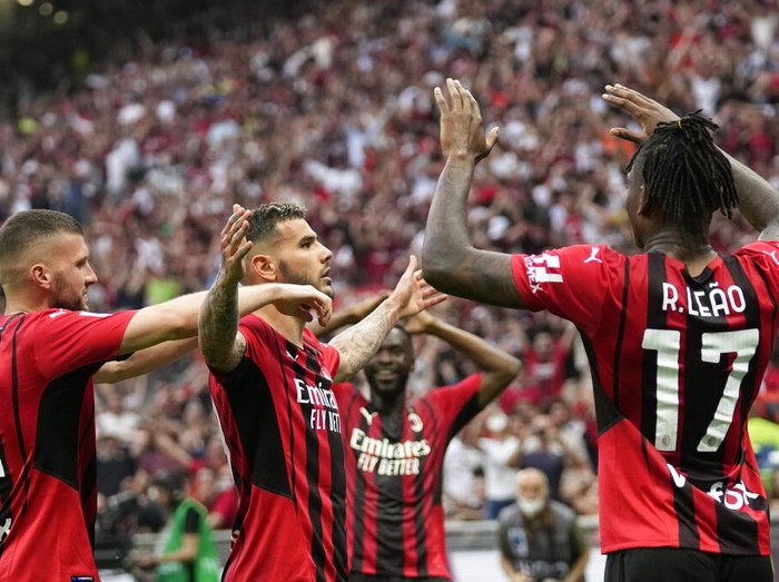 Taklukkan Atlanta, AC Milan Selangkah Lagi Juara AC Milan's Theo Hernandez, center, celebrates after scoring his side's second goal during the Serie A soccer match between AC Milan and Atalanta at the San Siro stadium, in Milan, Italy, Sunday, May 15, 2022. (AP Photo/Antonio Calanni)